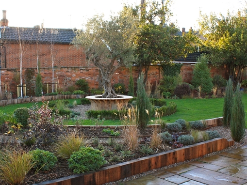 A seasonal garden in Woodbridge, Suffolk (click to view)